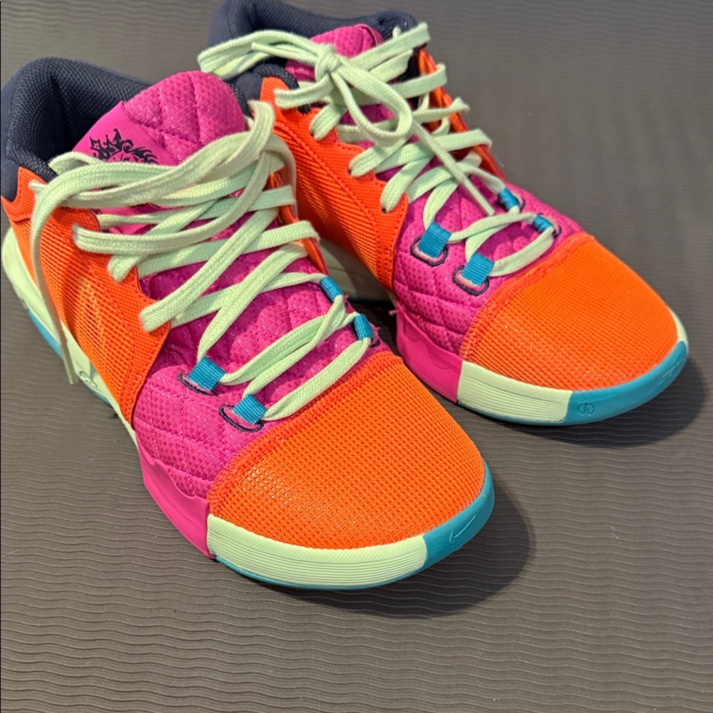 Men’s LeBron Witness 8 basketball Shoes - size 8.5